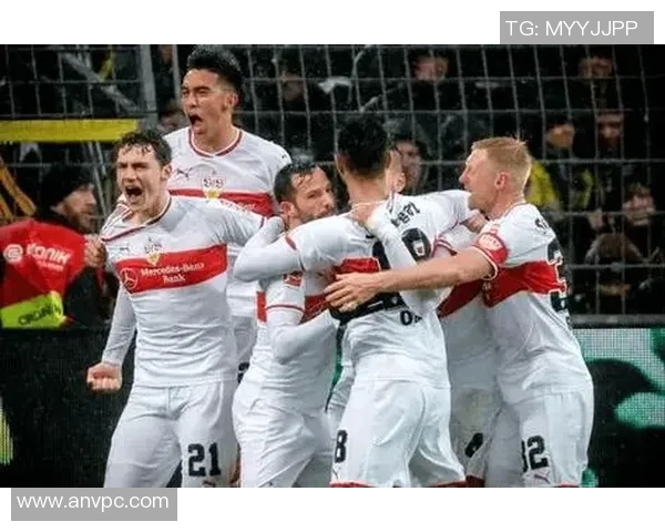 德甲焦点战曼城大胜巴黎乌龙球引发争议判罚全场沸腾